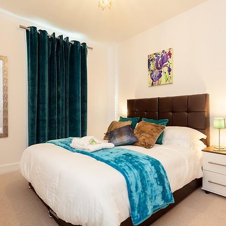 Self-Contained Town Centre One Bedroom Apartments By Helmswood Serviced Apartments レッドヒル エクステリア 写真
