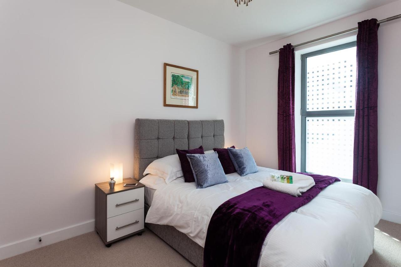 Self-Contained Town Centre One Bedroom Apartments By Helmswood Serviced Apartments レッドヒル エクステリア 写真