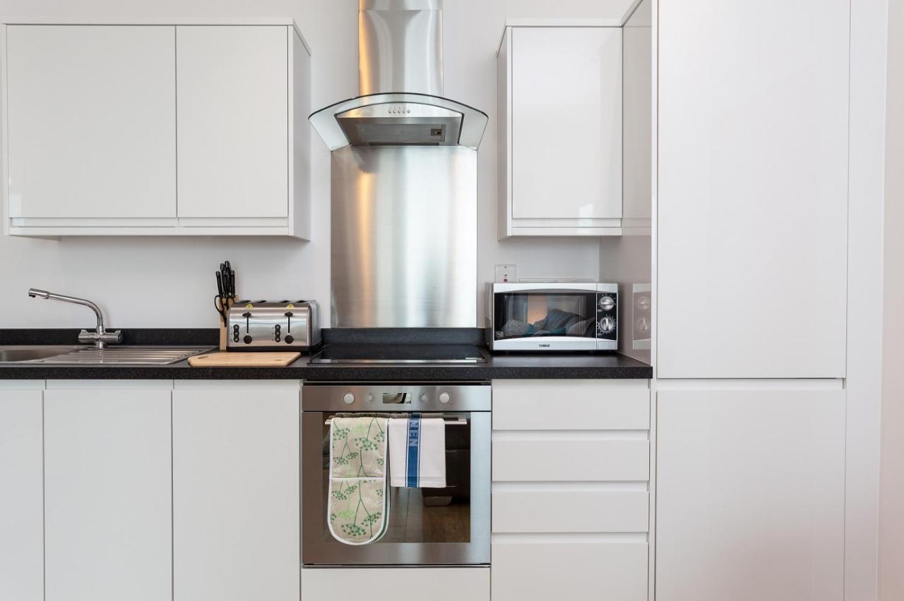 Self-Contained Town Centre One Bedroom Apartments By Helmswood Serviced Apartments レッドヒル エクステリア 写真