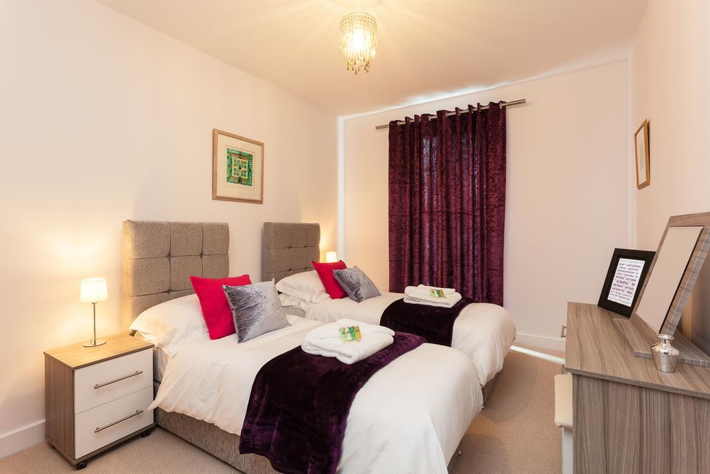 Self-Contained Town Centre One Bedroom Apartments By Helmswood Serviced Apartments レッドヒル エクステリア 写真