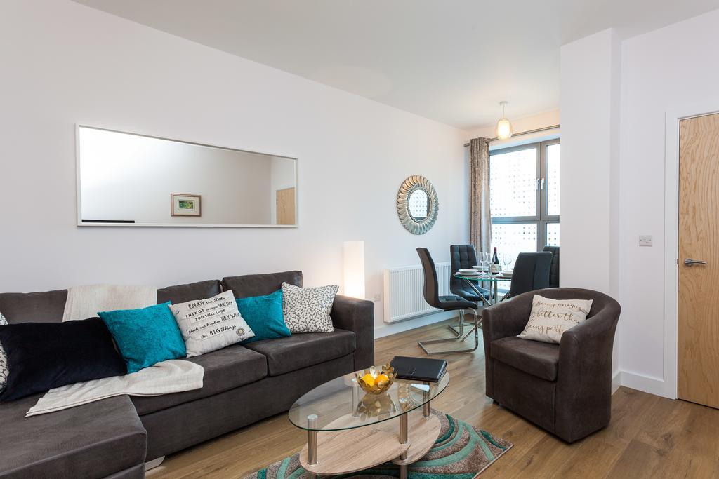 Self-Contained Town Centre One Bedroom Apartments By Helmswood Serviced Apartments レッドヒル エクステリア 写真