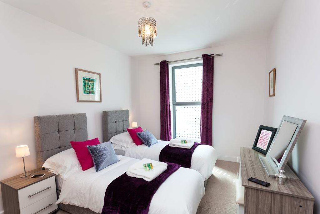 Self-Contained Town Centre One Bedroom Apartments By Helmswood Serviced Apartments レッドヒル エクステリア 写真