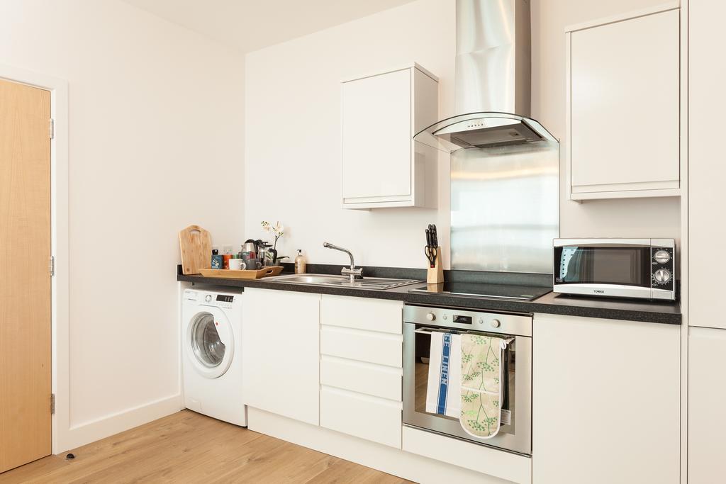 Self-Contained Town Centre One Bedroom Apartments By Helmswood Serviced Apartments レッドヒル エクステリア 写真
