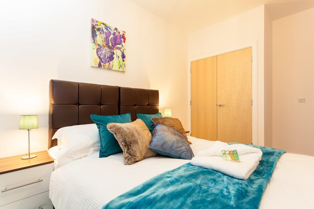 Self-Contained Town Centre One Bedroom Apartments By Helmswood Serviced Apartments レッドヒル エクステリア 写真