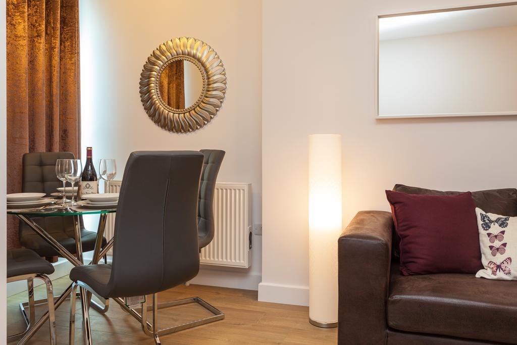 Self-Contained Town Centre One Bedroom Apartments By Helmswood Serviced Apartments レッドヒル エクステリア 写真