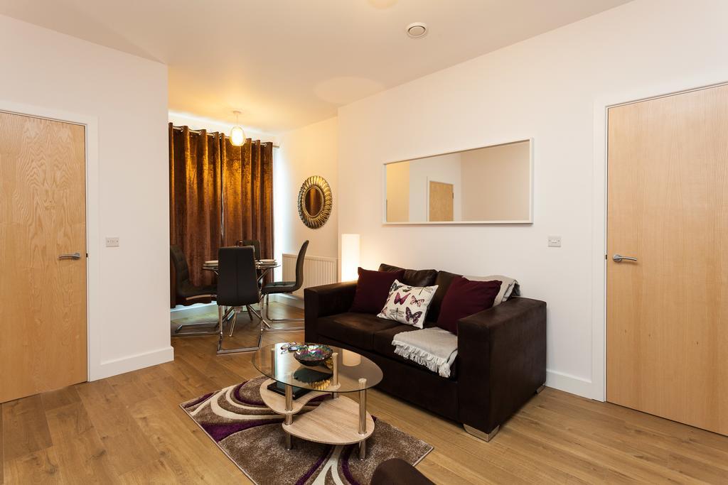 Self-Contained Town Centre One Bedroom Apartments By Helmswood Serviced Apartments レッドヒル エクステリア 写真
