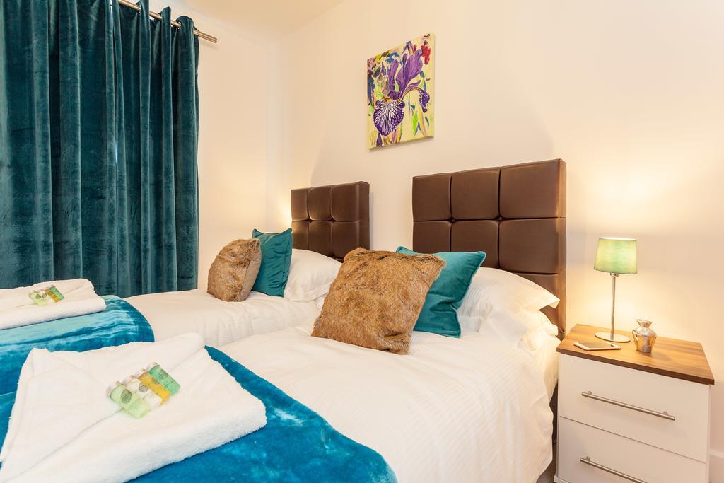 Self-Contained Town Centre One Bedroom Apartments By Helmswood Serviced Apartments レッドヒル エクステリア 写真