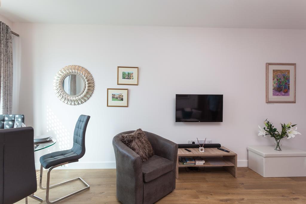 Self-Contained Town Centre One Bedroom Apartments By Helmswood Serviced Apartments レッドヒル エクステリア 写真