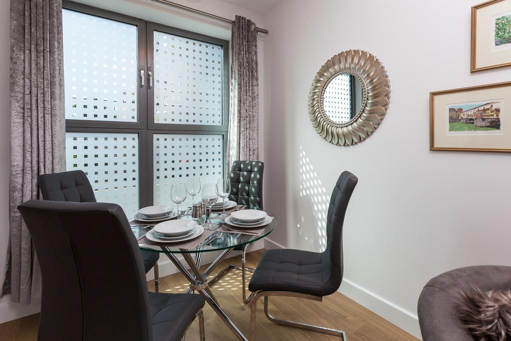 Self-Contained Town Centre One Bedroom Apartments By Helmswood Serviced Apartments レッドヒル エクステリア 写真