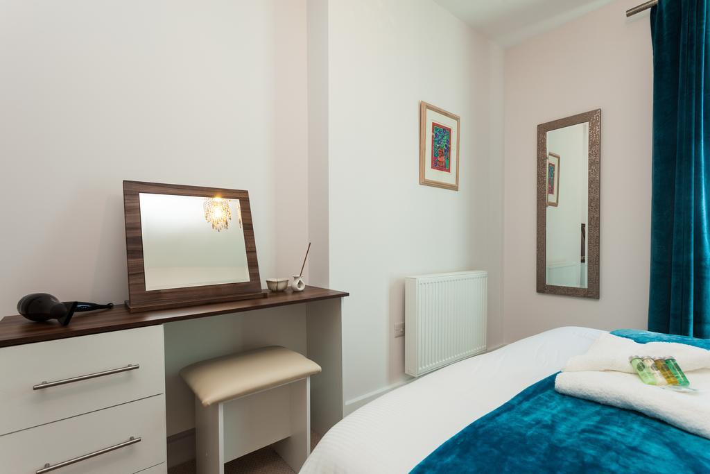 Self-Contained Town Centre One Bedroom Apartments By Helmswood Serviced Apartments レッドヒル エクステリア 写真
