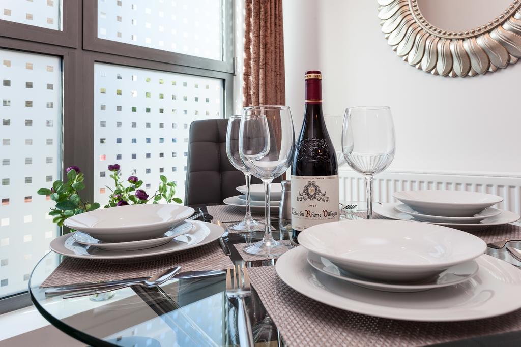 Self-Contained Town Centre One Bedroom Apartments By Helmswood Serviced Apartments レッドヒル エクステリア 写真