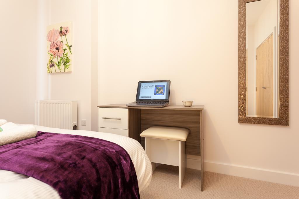 Self-Contained Town Centre One Bedroom Apartments By Helmswood Serviced Apartments レッドヒル エクステリア 写真