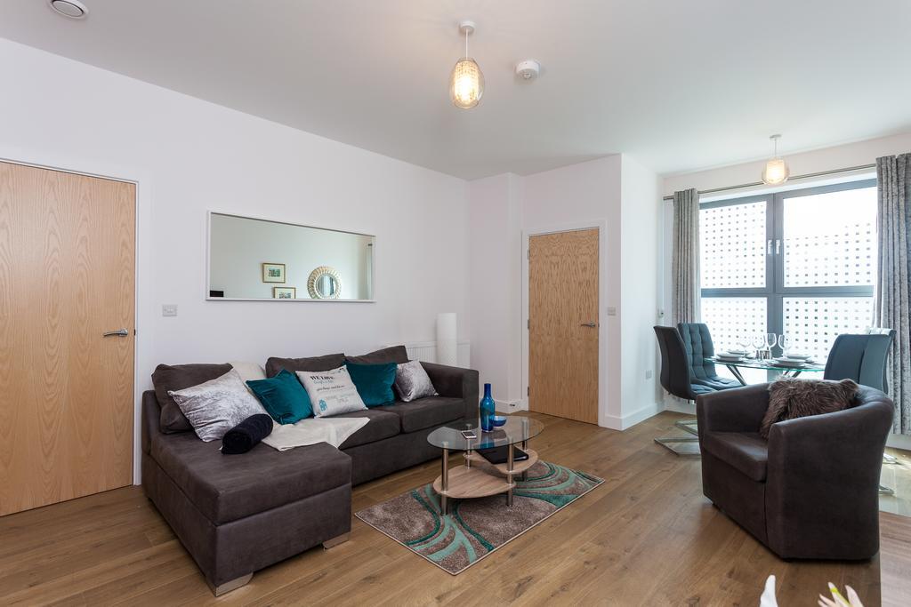 Self-Contained Town Centre One Bedroom Apartments By Helmswood Serviced Apartments レッドヒル エクステリア 写真