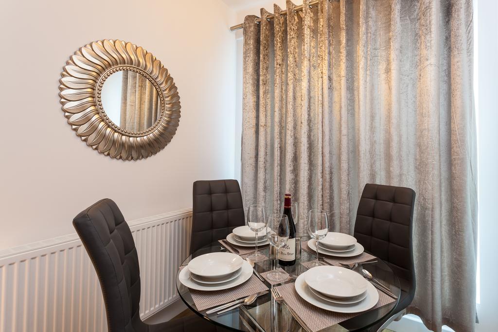 Self-Contained Town Centre One Bedroom Apartments By Helmswood Serviced Apartments レッドヒル エクステリア 写真