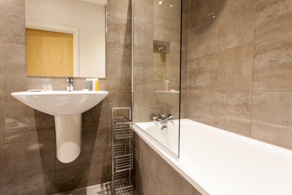 Self-Contained Town Centre One Bedroom Apartments By Helmswood Serviced Apartments レッドヒル エクステリア 写真
