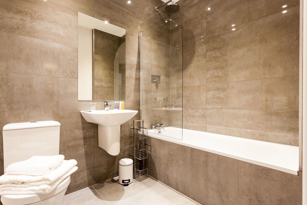 Self-Contained Town Centre One Bedroom Apartments By Helmswood Serviced Apartments レッドヒル エクステリア 写真