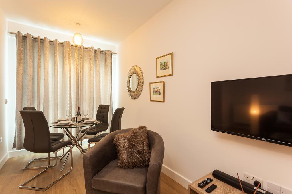 Self-Contained Town Centre One Bedroom Apartments By Helmswood Serviced Apartments レッドヒル エクステリア 写真