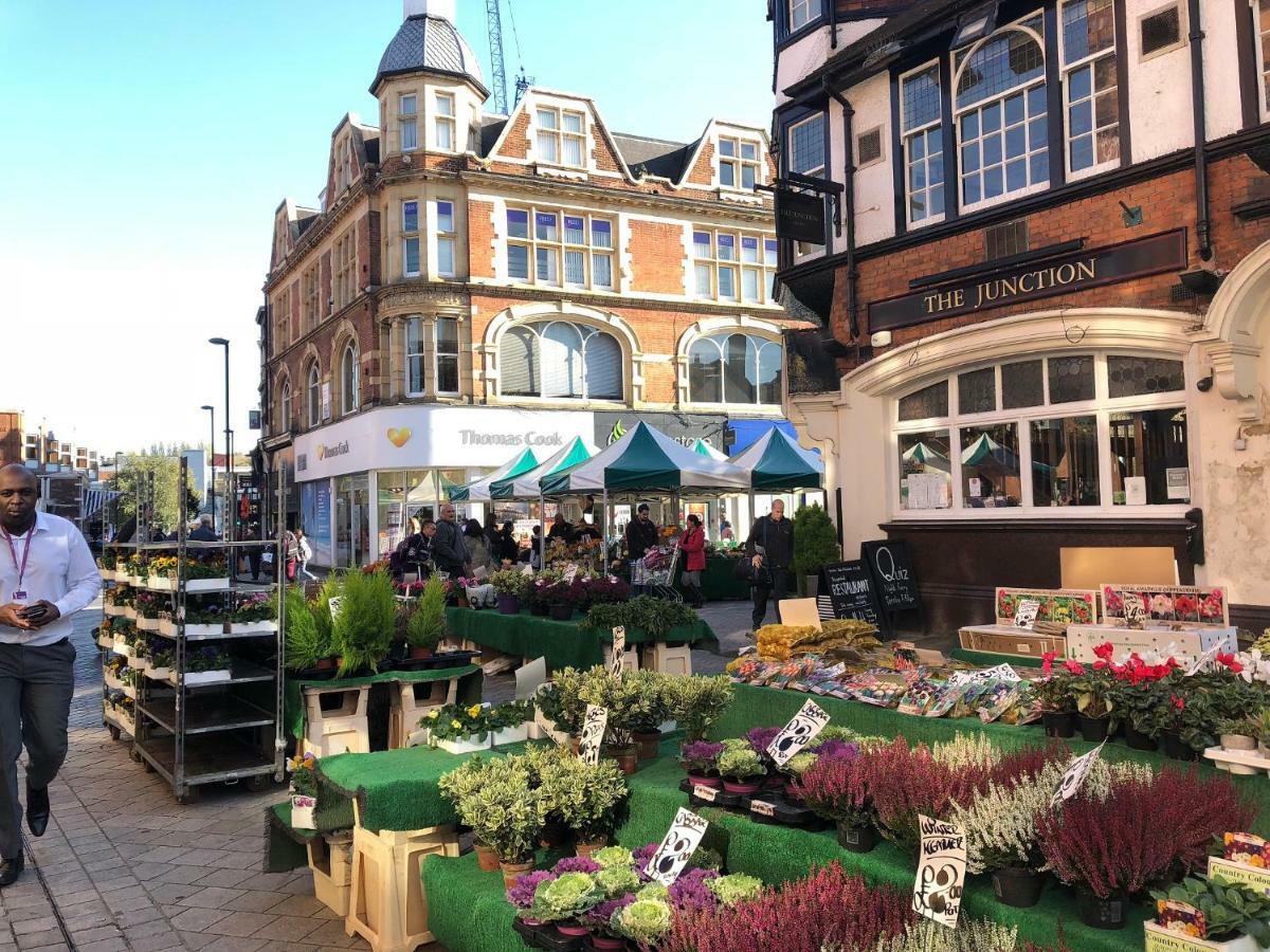 Self-Contained Town Centre One Bedroom Apartments By Helmswood Serviced Apartments レッドヒル エクステリア 写真
