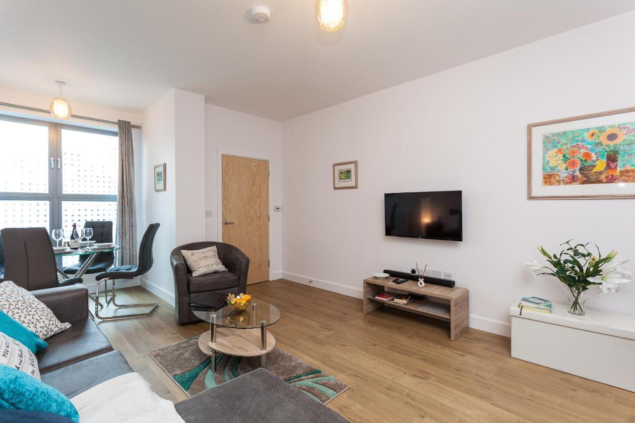 Self-Contained Town Centre One Bedroom Apartments By Helmswood Serviced Apartments レッドヒル エクステリア 写真